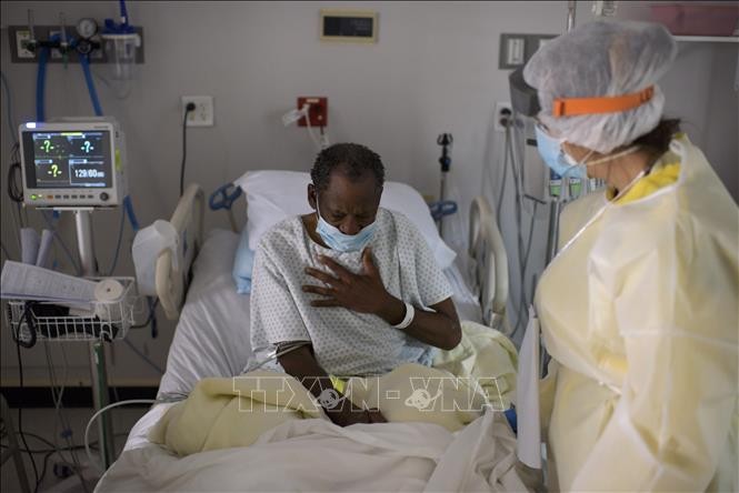 Bệnh nhân COVID-19 được điều trị tại bệnh viện ở Houston, Texas, Mỹ ngày 2/7/2020. Ảnh: AFP/ TTXVN