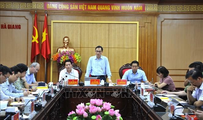 Thứ trưởng Bộ Ngoại giao Lê Hoài Trung làm việc với lãnh đạo chủ chốt tỉnh Hà Giang. Ảnh: Minh Tâm-TTXVN
