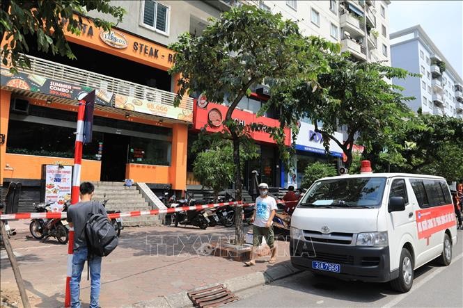 Nhà hàng Pizza 106 Trần Thái Tông được phong tỏa, để các nhân viên y tế làm công tác phòng dịch. Ảnh: Thành Đạt - TTXVN


