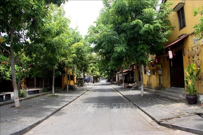 Một trong những tuyến phố cổ nổi tiếng của thành phố Hội An đìu hiu trước giờ thực hiện giãn các xã hội. Ảnh: Trịnh Bang Nhiệm - TTXVN