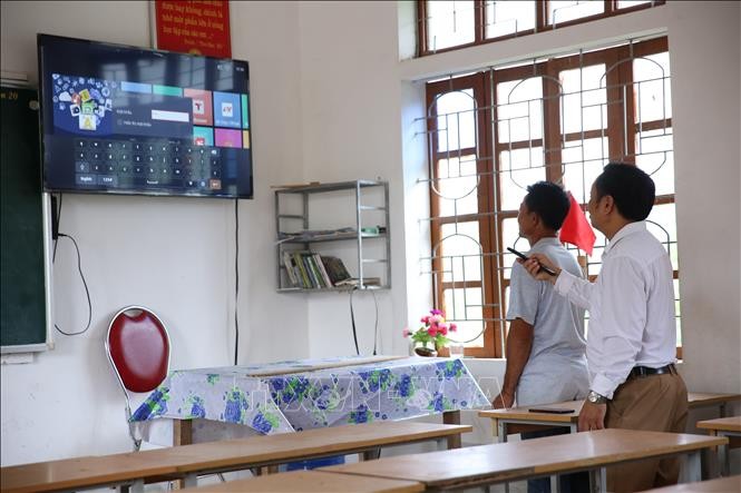 Năm học này Trường PT Dân tộc bán trú THCS Lạng Khê, huyện Con Cuông có 50% phòng học được lắp đặt tivi hiện đại nhằm đưa giáo án điện tử trong bài giảng. Ảnh: Bích Huệ - TTXVN
