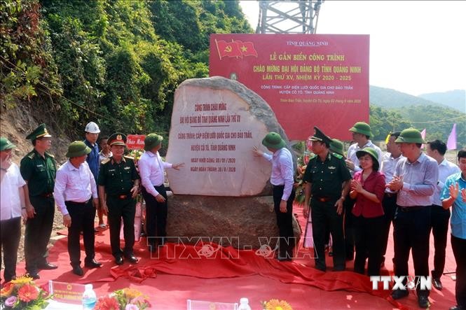 Ngày 2/9, tại đảo Trần, huyện Cô Tô, tỉnh Quảng Ninh diễn ra lễ đóng điện lưới quốc gia và gắn biển công trình cấp điện lưới quốc gia cho đảo Trần (giai đoạn II). Ảnh: Bùi Đức Hiếu - TTXVN