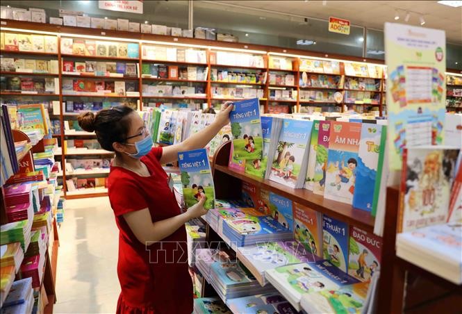 Sách giáo khoa được bày bán tại hệ thống nhà sách của Nhà Xuất bản Giáo dục Việt Nam. Ảnh: Thanh Tùng-TTXVN