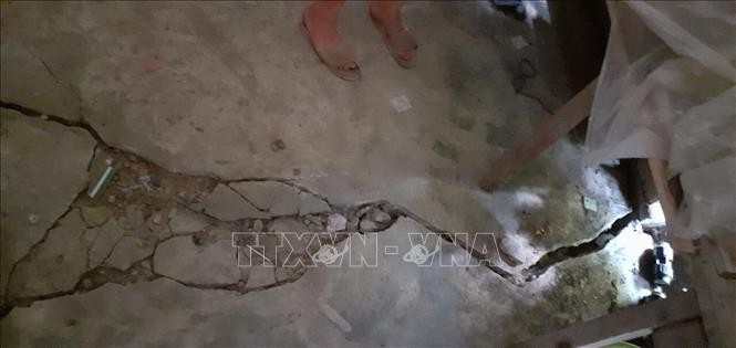 Hiện tượng nứt đất đã xuất hiện tại trong nhà của các hộ dân ở bản Ma Sang, xã Nậm Pì. Ảnh: Việt Hoàng-TTXVN

