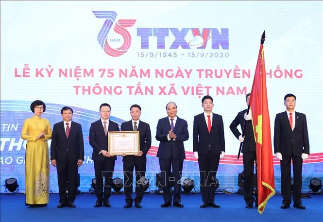 Thủ tướng Nguyễn Xuân Phúc, Chủ tịch Hội đồng Thi đua-Khen thưởng Trung ương trao tặng Huân chương Lao động hạng Nhất cho Thông tấn xã Việt Nam (15/9/1945-15/9/2020). Ảnh: Thống Nhất - TTXVN