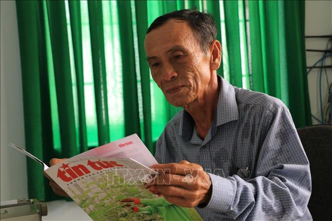 Điện báo viên thông tấn xã Giải phóng tại Đồng Tháp Huỳnh Ngọc Tuấn (66 tuổi) vẫn luôn dành sự quan tâm đặc biệt đến những dòng tin của Thông tấn xã Việt Nam. Ảnh: Chương Đài - TTXVN