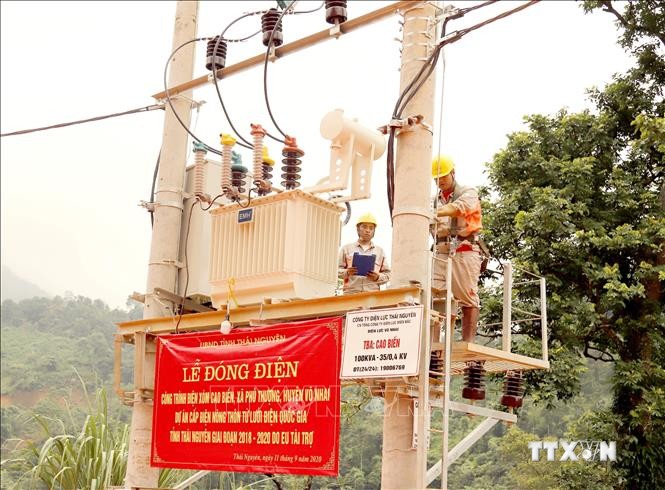 Cán bộ kỹ thuật của điện lực Thái Nguyên đóng điện cho công trình điện xóm Cao Biền, xã Phú Thượng, huyện Võ Nhai. Đây là xóm đặc biệt khó khăn cuối cùng của tỉnh Thái Nguyên được sử dụng điện lưới Quốc gia. Ảnh: Hoàng Nguyên - TTXVN