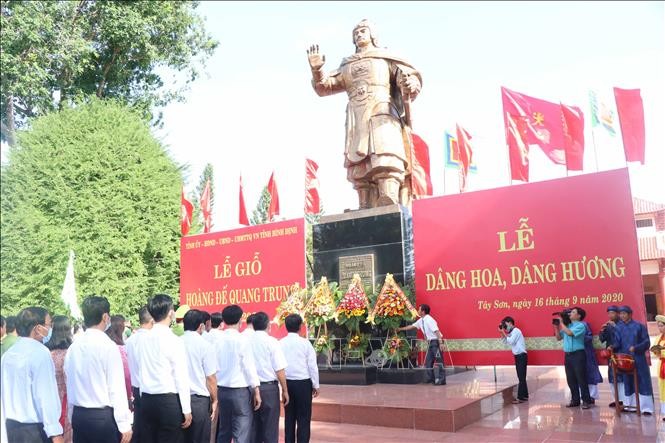 Dâng hoa lên tượng đại Hoàng đế Quang Trung. Ảnh: Phạm Kha – TTXVN