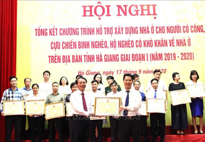 Bí thư Tỉnh ủy Hà Giang Đặng Quốc Khánh trao tặng Bằng khen của UBND tỉnh cho các tập thể, cá nhân có thành tích trong thực hiện chương trình. Ảnh: Minh Tâm-TTXVN

