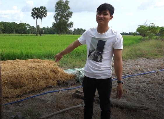 Hứa Trường Giang, Giám đốc HTX Nông nghiệp hữu cơ thanh niên Gò Quao giới thiệu mô hình trồng nấm rơm, nuôi trùn quế. Ảnh: lmhtx.kiengiang.gov.vn