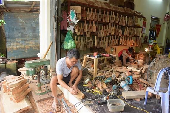 Ông Trần Văn Bản (làng Thượng Cung, xã Tiền Phong, Thường Tín, Hà Nội) đã hơn 40 năm làm khuôn bánh trung thu bằng gỗ. Ảnh: nongnghiep.vn