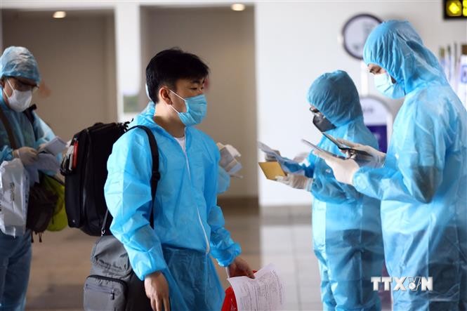Hành khách nhập cảnh vào Việt Nam đều phải đáp ứng các thủ tục phòng, chống dịch bênh vô cùng nghiêm ngặt như có giấy xác nhận âm tính với SARS-CoV-2 theo phương pháp realtime PCR của cơ quan y tế có thẩm quyền trong vòng 3 ngày trước khởi hành. Ảnh: Huy 