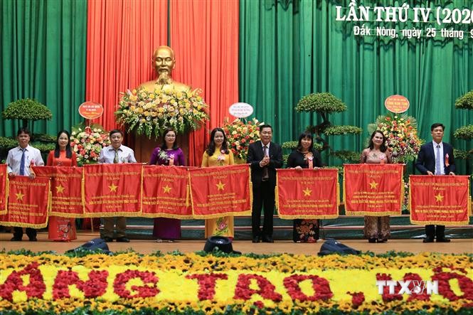 Lãnh đạo tỉnh Đắk Nông trao tặng Cờ thi đua của Chính phủ cho các tập thể. Ảnh: Ngọc Minh - TTXVN