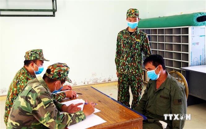 Cán bộ, chiến sĩ Đồn Biên phòng Cửa khẩu Chi Ma lấy lời khai đối tượng đưa người nhập cảnh trái phép. Ảnh: Thái Thuần-TTXVN
