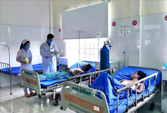 Bác sỹ Trung tâm Y tế huyện Đắk R’Lấp thăm khám bệnh nhân sau phẫu thuật phức tạp. Ảnh: Hưng Thịnh – TTXVN