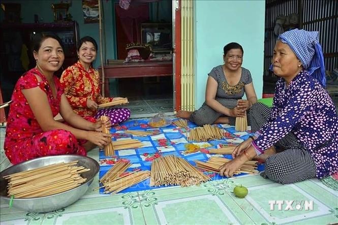Ấp Xẻo Cui, xã Bàn Thạch, huyện Giồng Riềng (Kiên Giang) có trên 80% số dân là người dân tộc Khmer sinh sống. Ngoài làm ruộng, trồng rẫy, chăn nuôi, thời gian nông nhàn, chị em phụ nữ ở Xẻo Cui còn giữ nghề truyền thống vót đũa tre, giúp có thêm thu nhập 