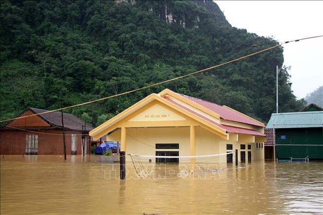 Nhiều ngôi nhà tại xã Minh Hóa bị ngập sâu trong nước. Ảnh: Văn Tý - TTXVN