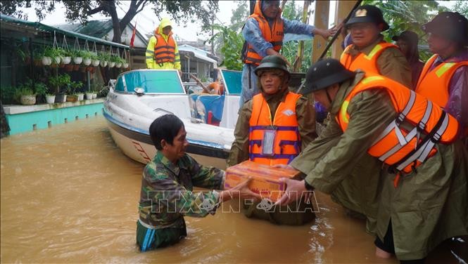 Lực lượng công an tỉnh Thừa Thiên - Huế trao tặng mì tôm cho các gia đình vùng trũng. Ảnh: TTXVN phát