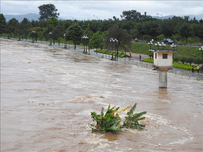 Mực nước trên sông Đăk Bla đoạn chảy qua thành phố Kon Tum dâng cao. Ảnh: Dư Toán – TTXVN