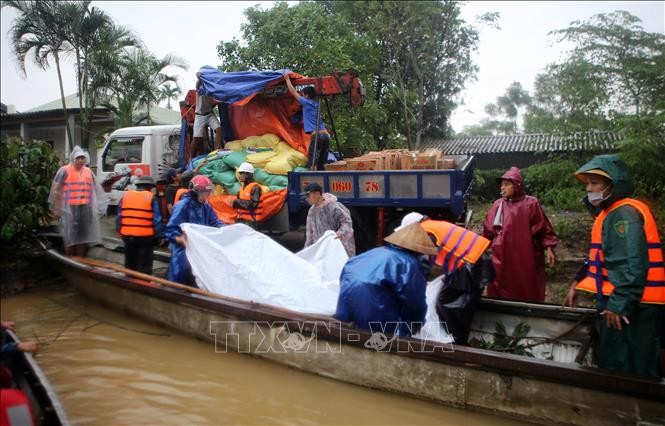 Lực lượng cứu hộ chuyển quà cứu trợ nhân dân vùng lũ lụt huyện Hải Lăng. Ảnh: Hồ Cầu-TTXVN