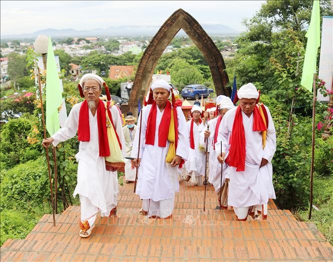Các vị chức sắc tôn giáo đồng bào Chăm dẫn đầu đoàn rước y trang lên tháp Po Klong Garai. Ảnh: Nguyễn Thành - TTXVN