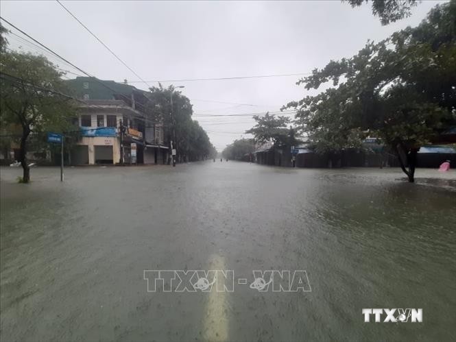 Các tuyến đường tại thành phố Hà Tĩnh đều bị ngập nặng, giao thông chia cắt. Ảnh: Hoàng Ngà - TTXVN