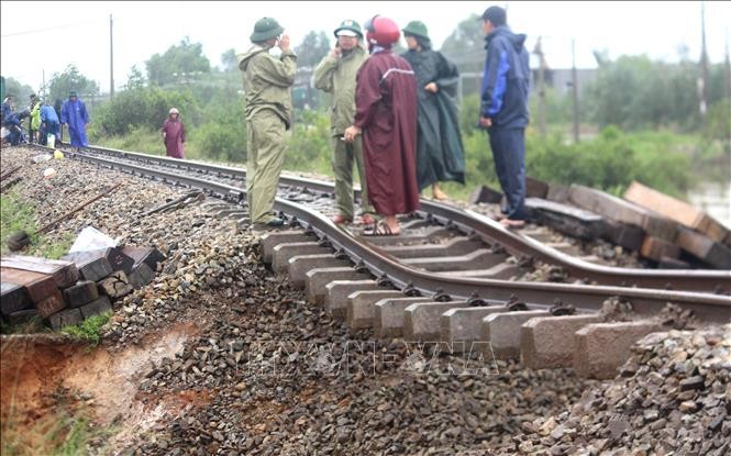 Hiện trường sự cố do mưa lũ trên tuyến đường sắt Bắc-Nam đoạn qua tỉnh Quảng Trị. Ảnh: Nguyên Lý/TTXVN