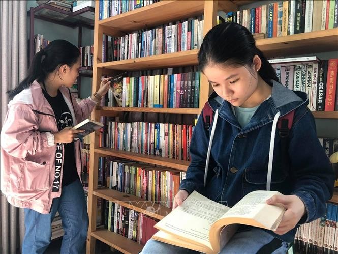 Các em học sinh thường lui tới thư viện để chọn đọc những cuốn sách mình thích. Ảnh: Lê Ngọc Phước- TTXVN