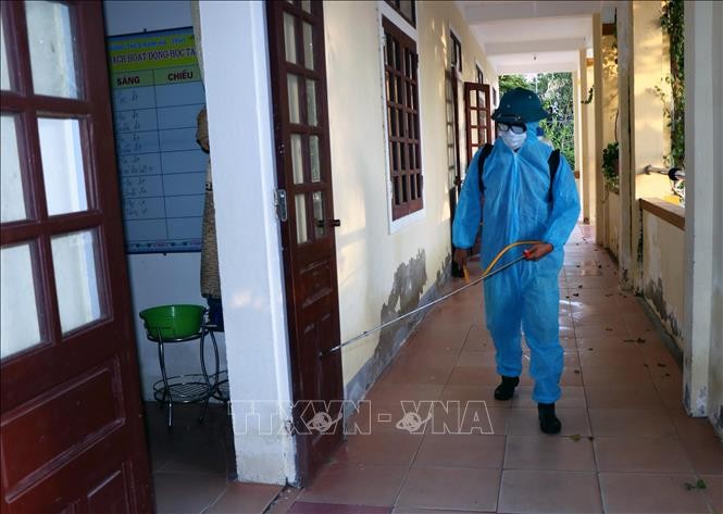 Lực lượng Y tế phun hóa chất diệt khuẩn tại trường học. Ảnh: Công Tường-TTXVN