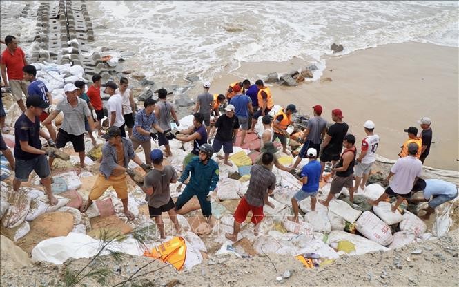 Ứng phó với bão số 9: Thừa Thiên – Huế khẩn trương gia cố kè chắn sóng, kêu gọi tàu thuyền về nơi trú ẩn