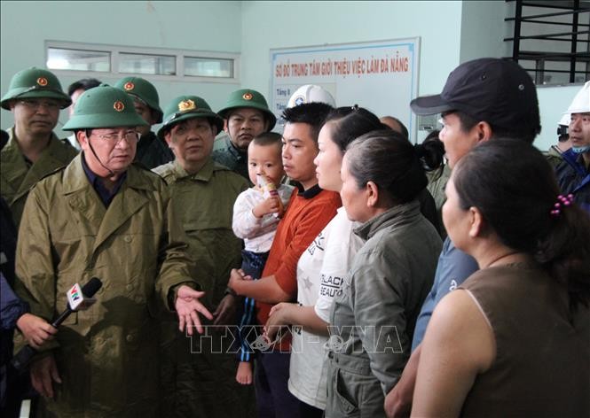 Phó thủ tướng Chính phủ Trịnh Đình Dũng thăm hỏi, động viên người dân tránh trú bão tại Trung tâm Dịch vụ việc làm Đà Nẵng. Ảnh: Quốc Dũng - TTXVN