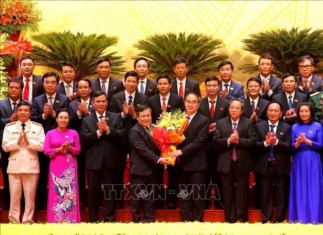 Đồng chí Nguyễn Thiện Nhân tặng hoa Ban Chấp hành Đảng bộ tỉnh Quảng Bình nhiệm kỳ 2020 - 2025. Ảnh: Văn Tý-TTXVN