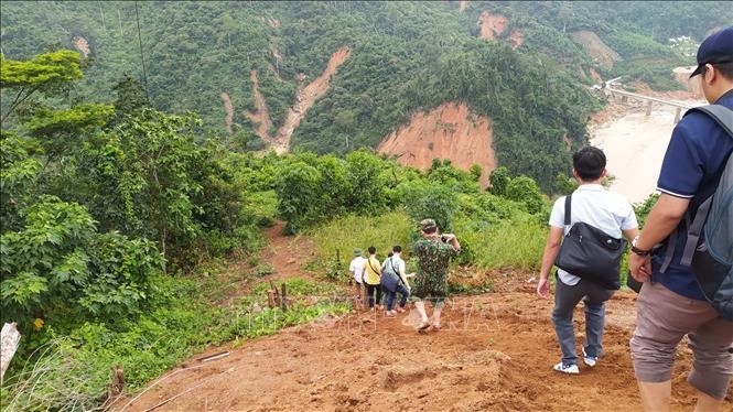 Lực lượng cứu hộ băng rừng Phước Lộc để tiếp cận xã Phước Sơn. Ảnh: Quốc Dũng-TTXVN