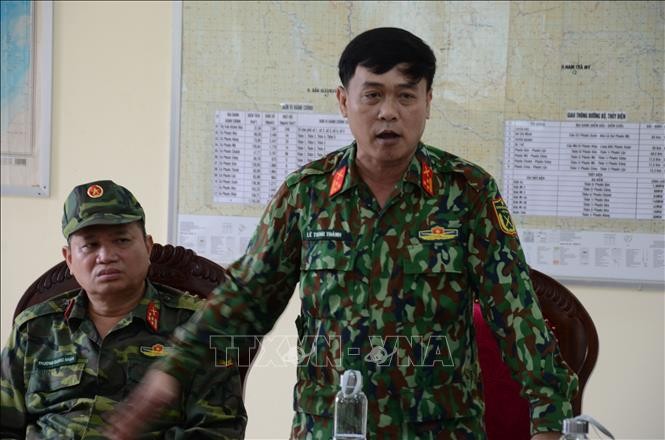 Thượng tá Lê Trung Thành, Chỉ huy trưởng Bộ Chỉ huy quân sự tỉnh Quảng Nam phát biểu, kết luận cuộc họp của Ban Chỉ huy tiền phương. Ảnh: Quốc Dũng - TTXVN