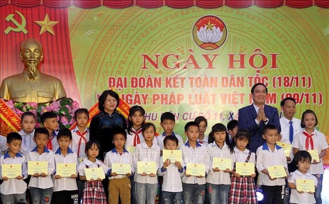 Phó Chủ tịch nước Đặng Thị Ngọc Thịnh trao quà cho các học sinh có hoàn cảnh khó khăn. Ảnh: Trung Kiên - TTXVN