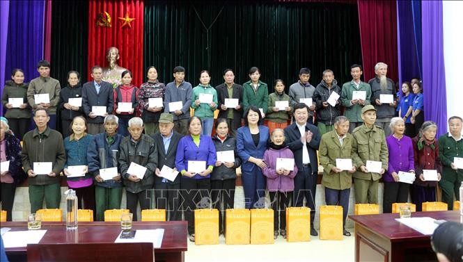 Phó Chủ tịch nước Đặng Thị Ngọc Thịnh đã trao tặng 30 suất quà cho các hộ nghèo huyện Thanh Chương (Nghệ An). Ảnh: Tá Chuyên – TTXVN