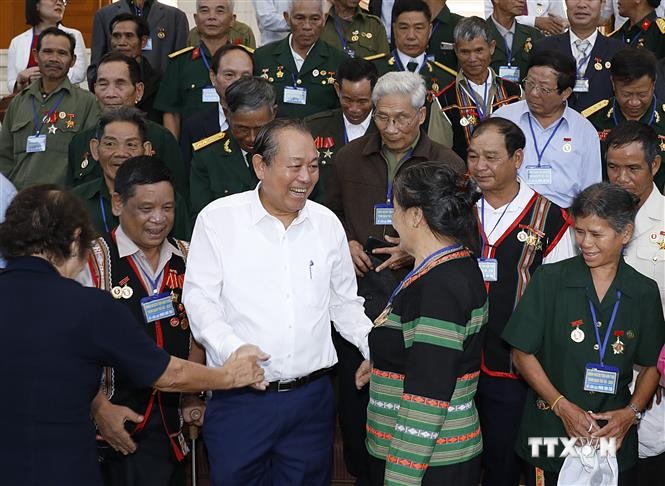 Phó Thủ tướng Trương Hòa Bình với các đại biểu người có công tỉnh Kon Tum. Ảnh: Dương Giang - TTXVN