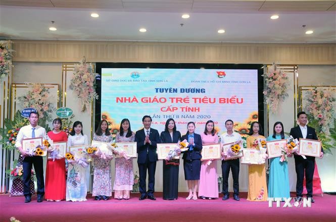 BTC tặng Bằng khen tuyên dương các nhà giáo trẻ tiêu biểu của tỉnh Sơn La năm 2020. Ảnh: Quang Quyết-TTXVN