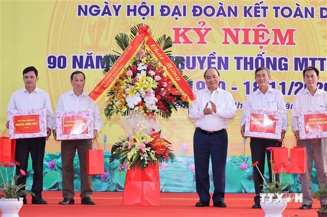 Thủ tướng Nguyễn Xuân Phúc tặng hoa và quà cho các thôn của xã Hồng Phong. Ảnh: Thống Nhất – TTXVN