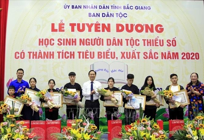 Học sinh dân tộc thiểu số có thành tích xuất sắc được tặng Bằng khen của Chủ tịch UBND tỉnh Bắc Giang. Ảnh: Đồng Thúy-TTXVN