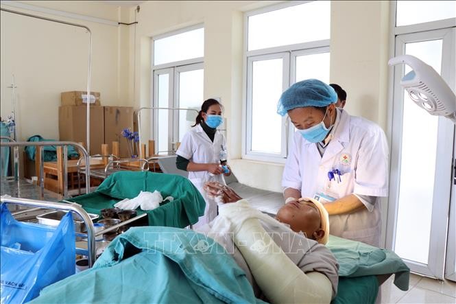 Bác sĩ kiểm tra cho bệnh nhân phẫu thuật sọ não tại Bệnh viện đa khoa huyện Mộc Châu, tỉnh Sơn La. Ảnh: Hữu Quyết - TTXVN