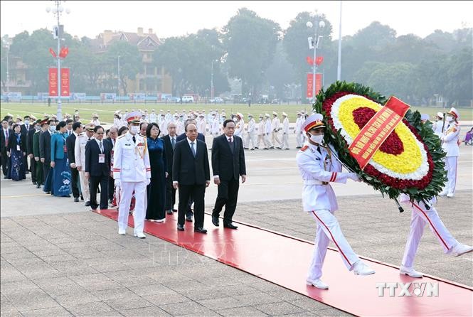 Thủ tướng Nguyễn Xuân Phúc dẫn đầu Đoàn đại biểu dự Đại hội Thi đua yêu nước toàn quốc lần thứ X đặt vòng hoa và vào Lăng viếng Chủ tịch Hồ Chí Minh. Ảnh: Thống Nhất - TTXVN