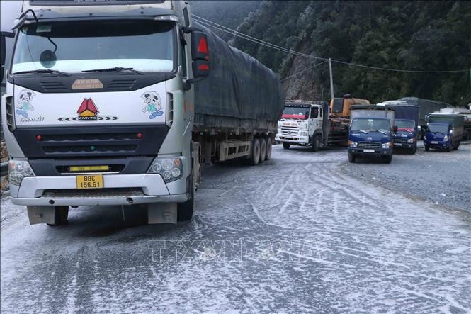 Các phương tiện không thể di chuyển đoạn đèo Ô Quy Hồ thuộc địa phận tỉnh Lai Châu đi Sa Pa do mặt đường bị đóng băng. Ảnh: Nguyễn Oanh-TTXVN
