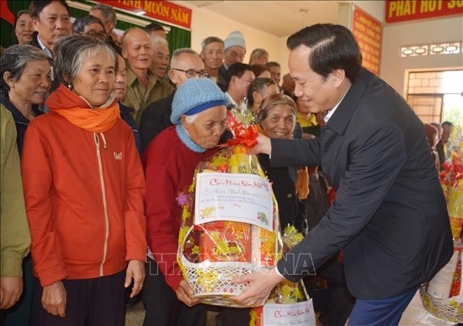 Bộ trưởng Bộ Lao động, Thương binh và Xã hội chúc Tết, tặng quà tại Đắk Lắk