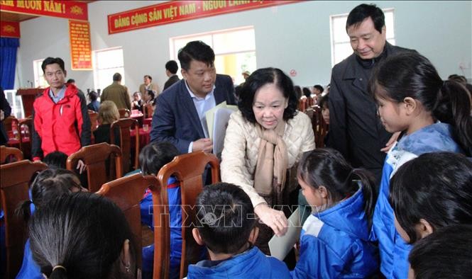 Trưởng ban Dân vận Trung ương Trương Thị Mai thăm đồng bào vùng sạt lở núi xã Trà Leng (Quảng Nam)