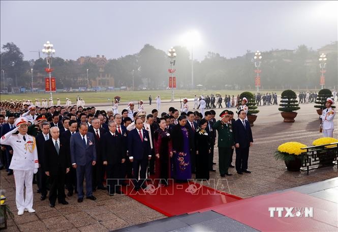 Các đồng chí lãnh đạo Đảng, Nhà nước cùng đại biểu dự Đại hội XIII của Đảng đặt vòng hoa và vào Lăng viếng Chủ tịch Hồ Chí Minh. Ảnh: TTXVN