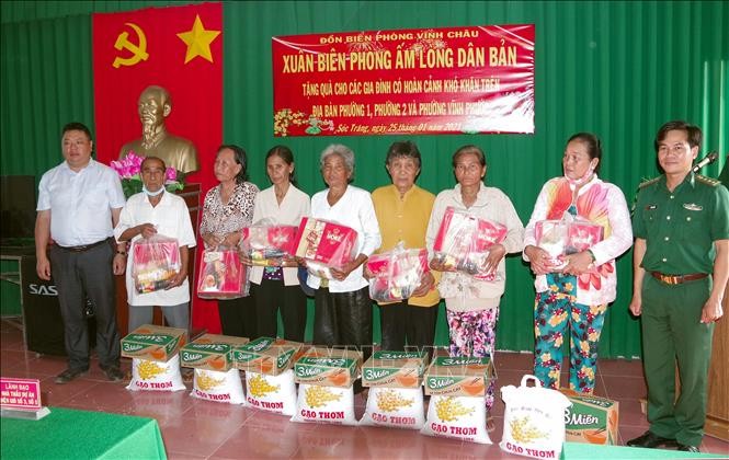Bộ đội Biên phòng tỉnh Sóc Trăng trao quà cho hộ dân nghèo. Ảnh: Trung Hiếu – TTXVN