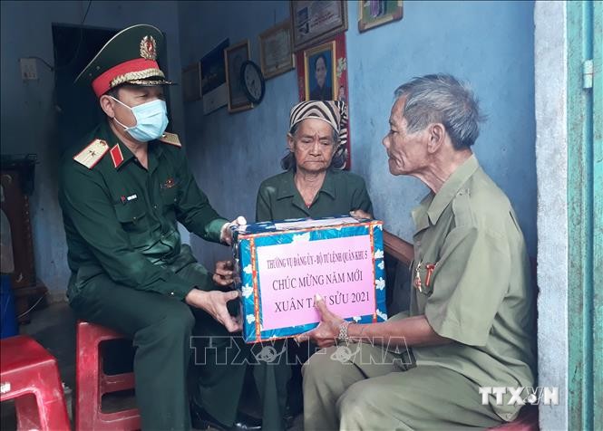 Thiếu tướng Trương Thiên Tô, Phó Chính ủy Quân khu 5 chúc Tết, tặng quà gia đình chính sách tại xã Phước Đại, huyện Bác Ái. Ảnh: Nguyễn Thành – TTXVN
