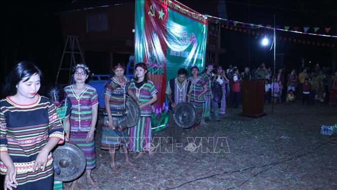 Màn biểu diễn cồng chiêng trong lễ hội mừng lúa mới của đồng bào S’tiêng ở Bình Phước. Ảnh: K 'GỬIH-TTXVN