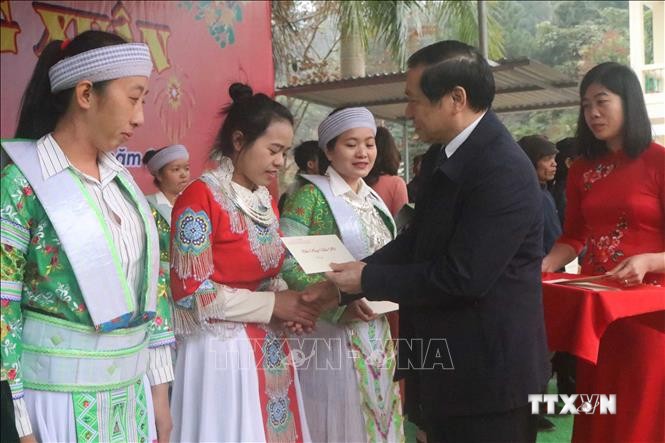 Lãnh đạo Tỉnh ủy Cao Bằng tặng quà dịp tết Nguyên đán cho các hộ nghèo vùng đồng bào dân tộc thiểu số. Ảnh: Chu Hiệu - TTXVN